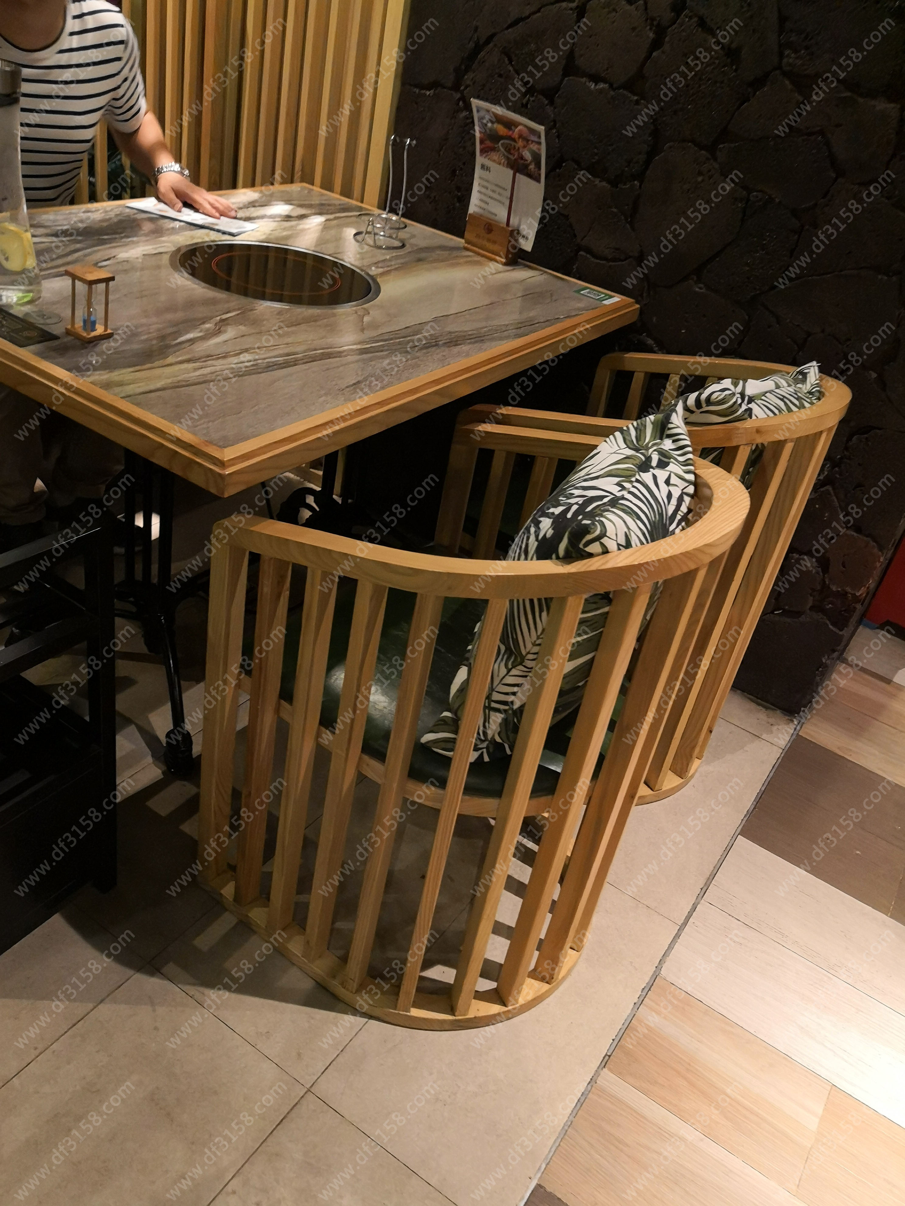  椰林四季椰子鸡餐厅 沙发卡座餐桌椅定制达芬家具订制电话400-6962-114